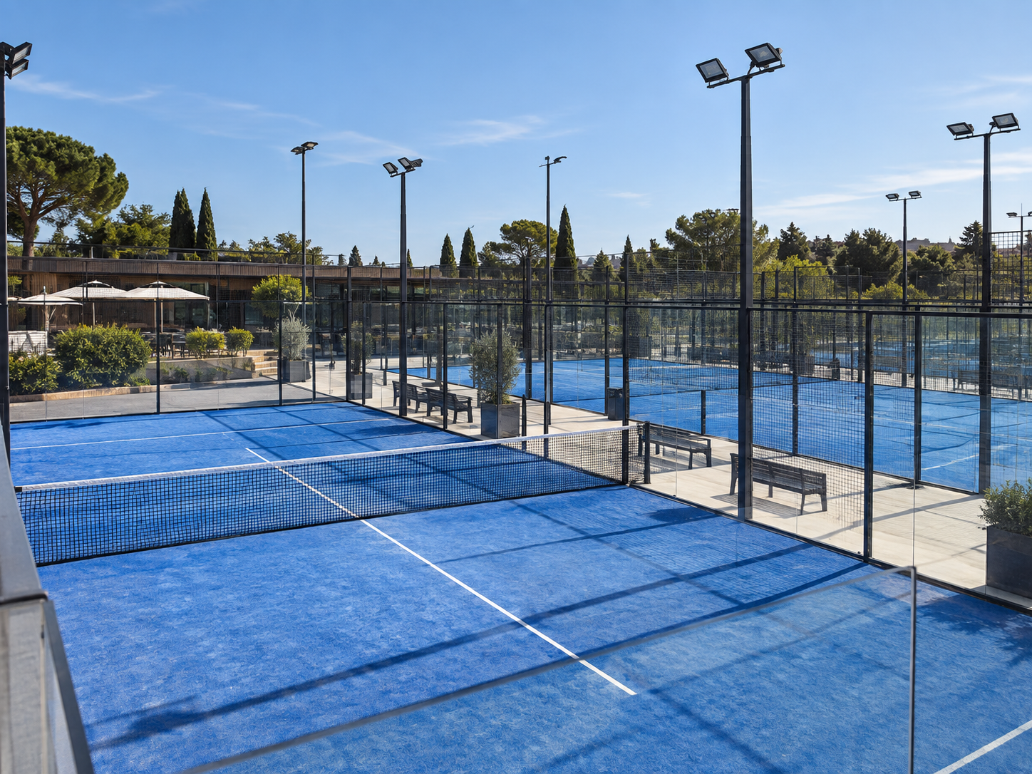 Campo da padel con racchetta e palline
